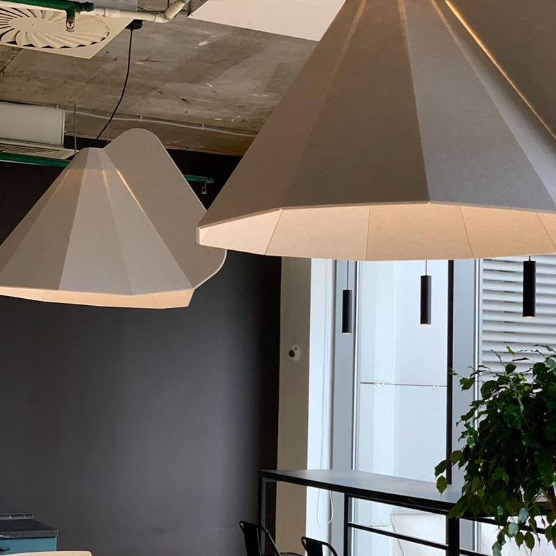 Panoul acustic cu design modern defășoară fonoabsorbant și prietenos cu mediul în formă de bandă din fibră de poliester pentru utilizarea în sală